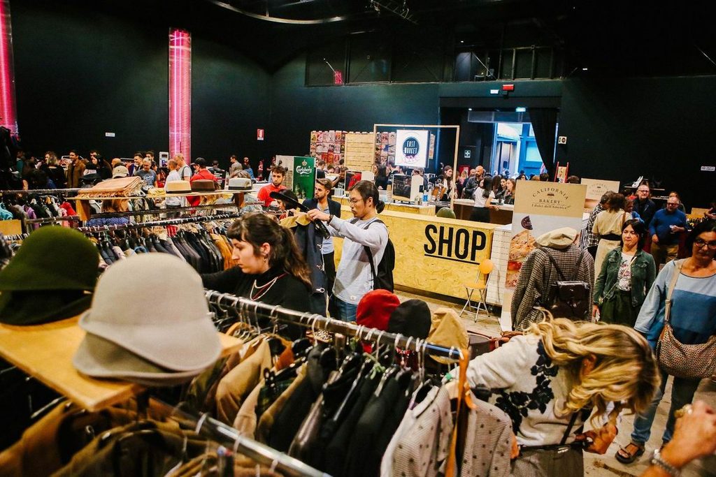 Domenica 20 settembre torna East Market, l’evento del vintage milanese dedicato a privati e professionisti, dove tutti possono comprare e vendere. Con il primo appuntamento della stagione 2026-27, centinaia di espositori selezionati da tutta Italia tornano negli oltre 6.000 mq dell’ex fabbrica aeronautica di zona Mecenate con migliaia di oggetti insoliti, ricercati e curiosi