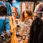 Domenica 20 settembre torna East Market, l’evento del vintage milanese dedicato a privati e professionisti, dove tutti possono comprare e vendere. Con il primo appuntamento della stagione 2026-27, centinaia di espositori selezionati da tutta Italia tornano negli oltre 6.000 mq dell’ex fabbrica aeronautica di zona Mecenate con migliaia di oggetti insoliti, ricercati e curiosi
