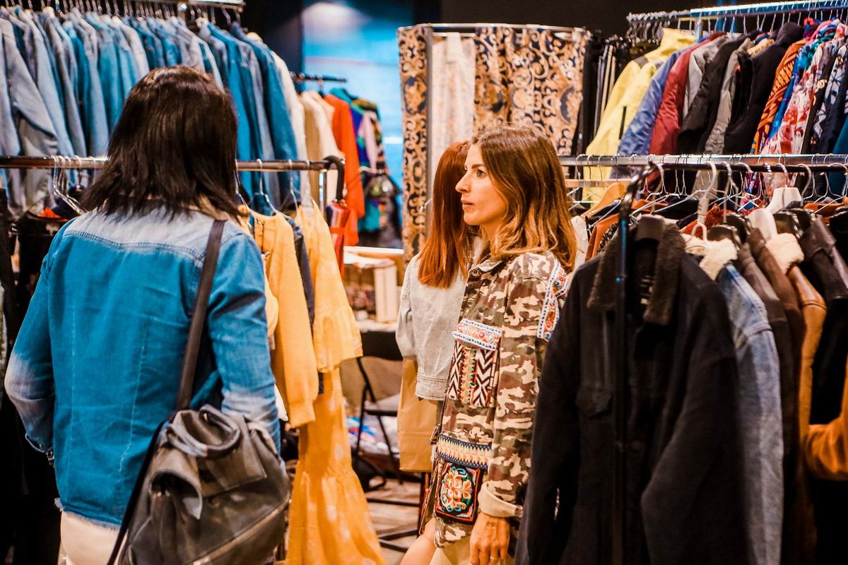 Domenica 20 settembre torna East Market, l’evento del vintage milanese dedicato a privati e professionisti, dove tutti possono comprare e vendere. Con il primo appuntamento della stagione 2026-27, centinaia di espositori selezionati da tutta Italia tornano negli oltre 6.000 mq dell’ex fabbrica aeronautica di zona Mecenate con migliaia di oggetti insoliti, ricercati e curiosi
