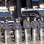 Milano, guerriglia urbana. Scontri e tensioni in centro: sassaiola contro la polizia centro